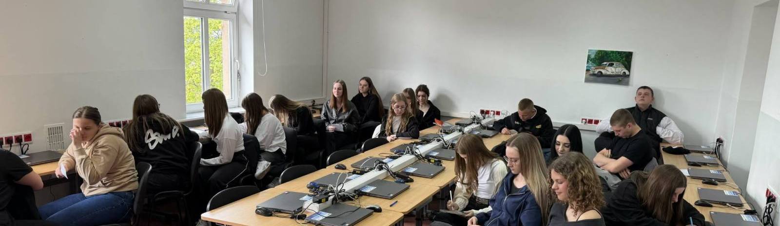 Uczniowie podczas spotkania z absolwentką naszej szkoły Pauliną Pietkiewicz