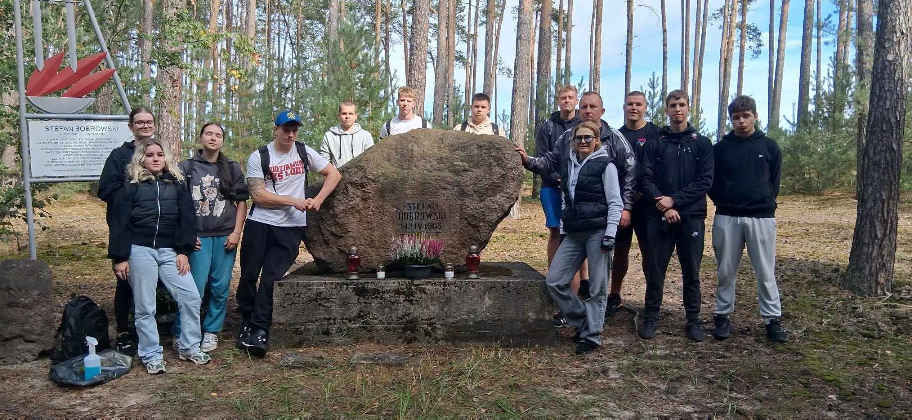Młodzież ZSZ w miejscu pojedynku i tragicznej śmierci Stefana Bobrowskiego