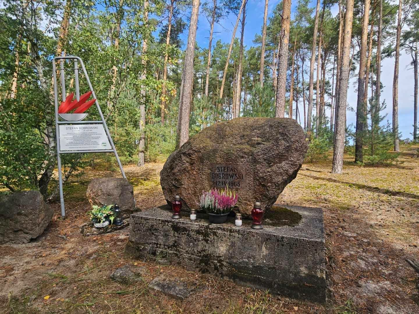Młodzież ZSZ w miejscu pojedynku i tragicznej śmierci Stefana Bobrowskiego