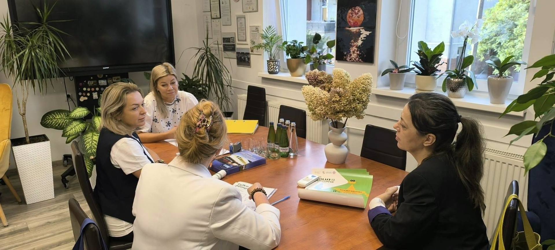 Przedstawicielki Powiatowej Stacji Sanitarno-Epidemiologicznej w Rawiczu podczas rozmowy z dyrekcją szkoły