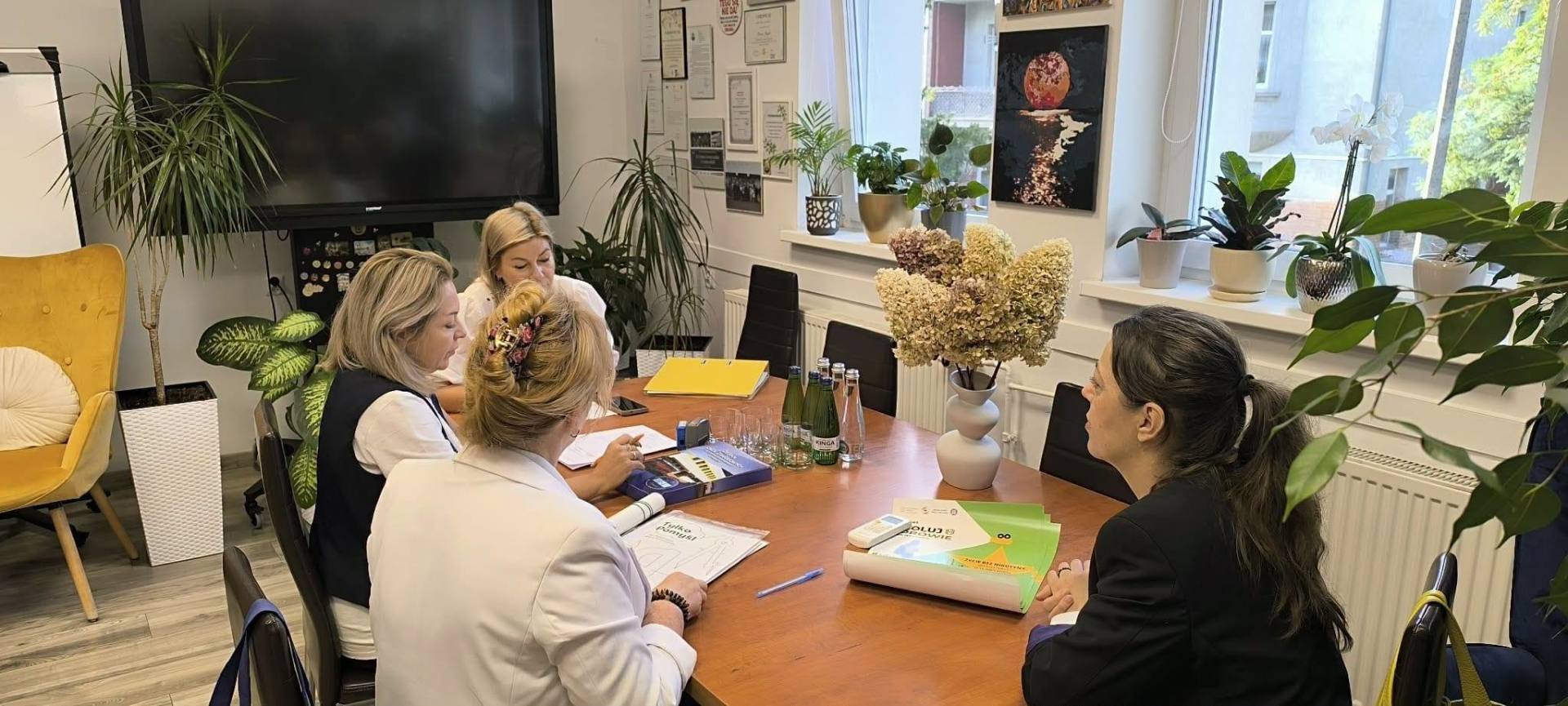 Przedstawicielki Powiatowej Stacji Sanitarno-Epidemiologicznej w Rawiczu podczas rozmowy z dyrekcją szkoły