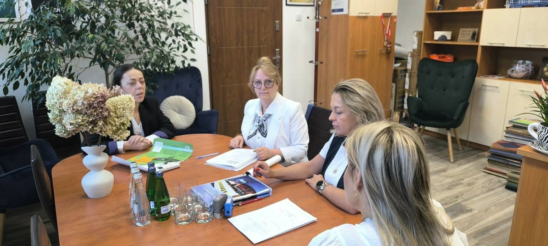 Przedstawicielki Powiatowej Stacji Sanitarno-Epidemiologicznej w Rawiczu podczas rozmowy z dyrekcją szkoły