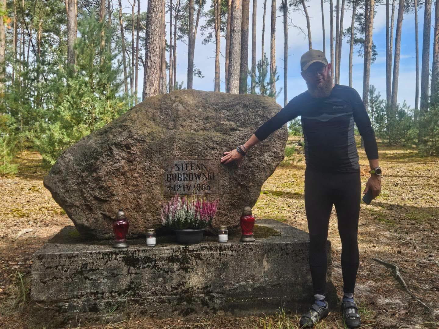 Młodzież ZSZ w miejscu pojedynku i tragicznej śmierci Stefana Bobrowskiego