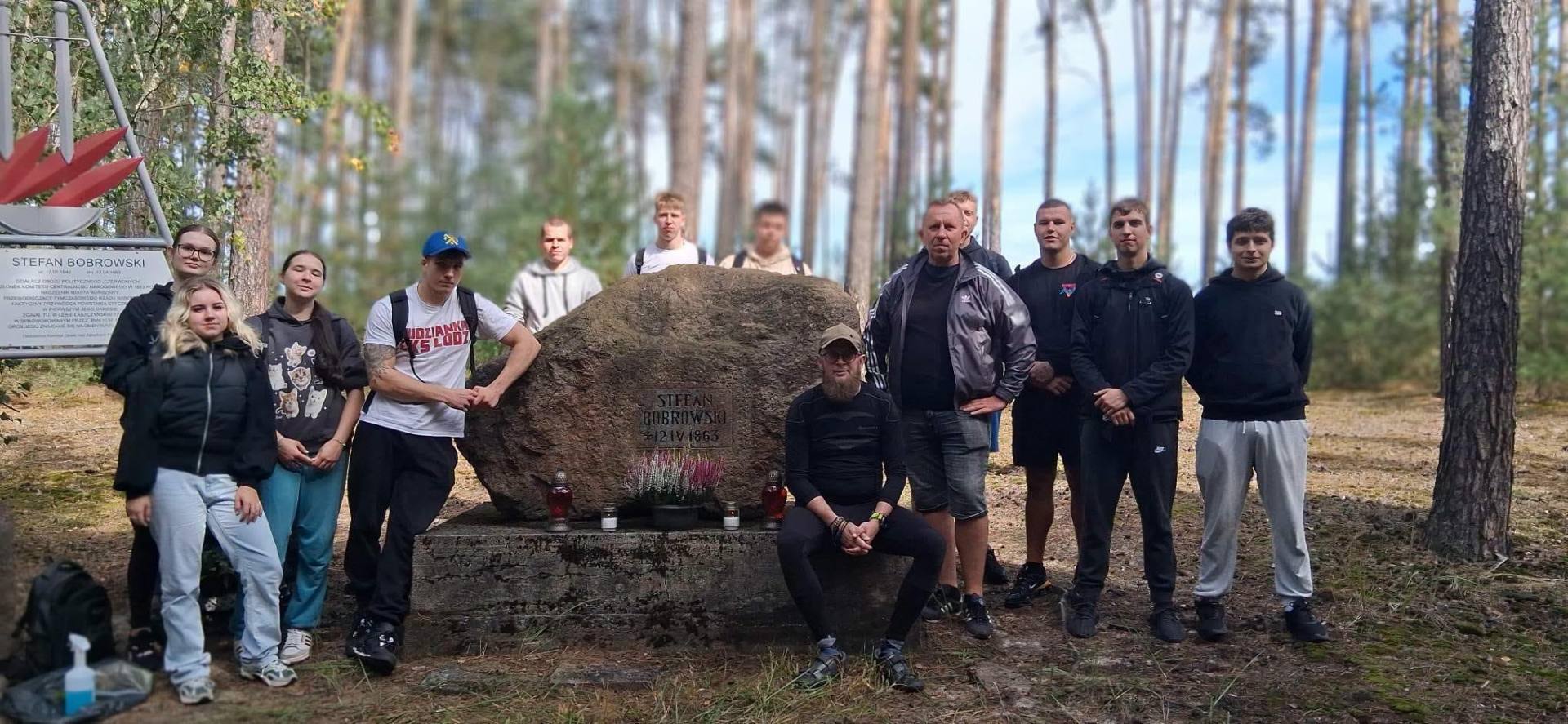 Młodzież ZSZ w miejscu pojedynku i tragicznej śmierci Stefana Bobrowskiego