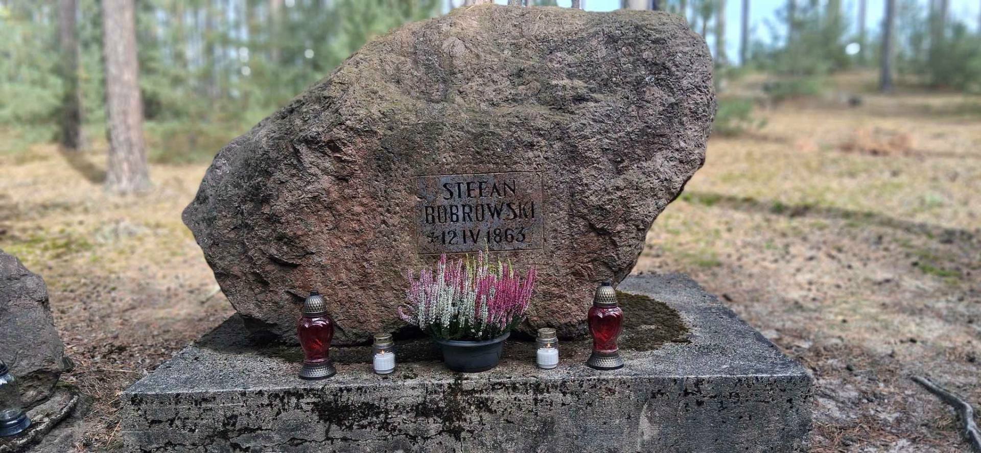 Młodzież ZSZ w miejscu pojedynku i tragicznej śmierci Stefana Bobrowskiego