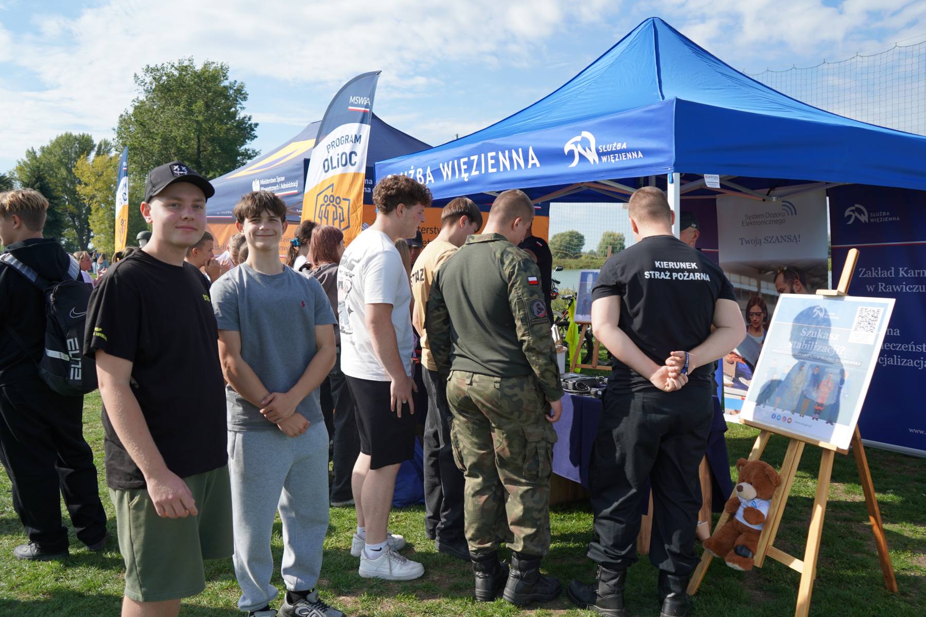 Udział uczniów podczas pikniku Służb Mundurowych
