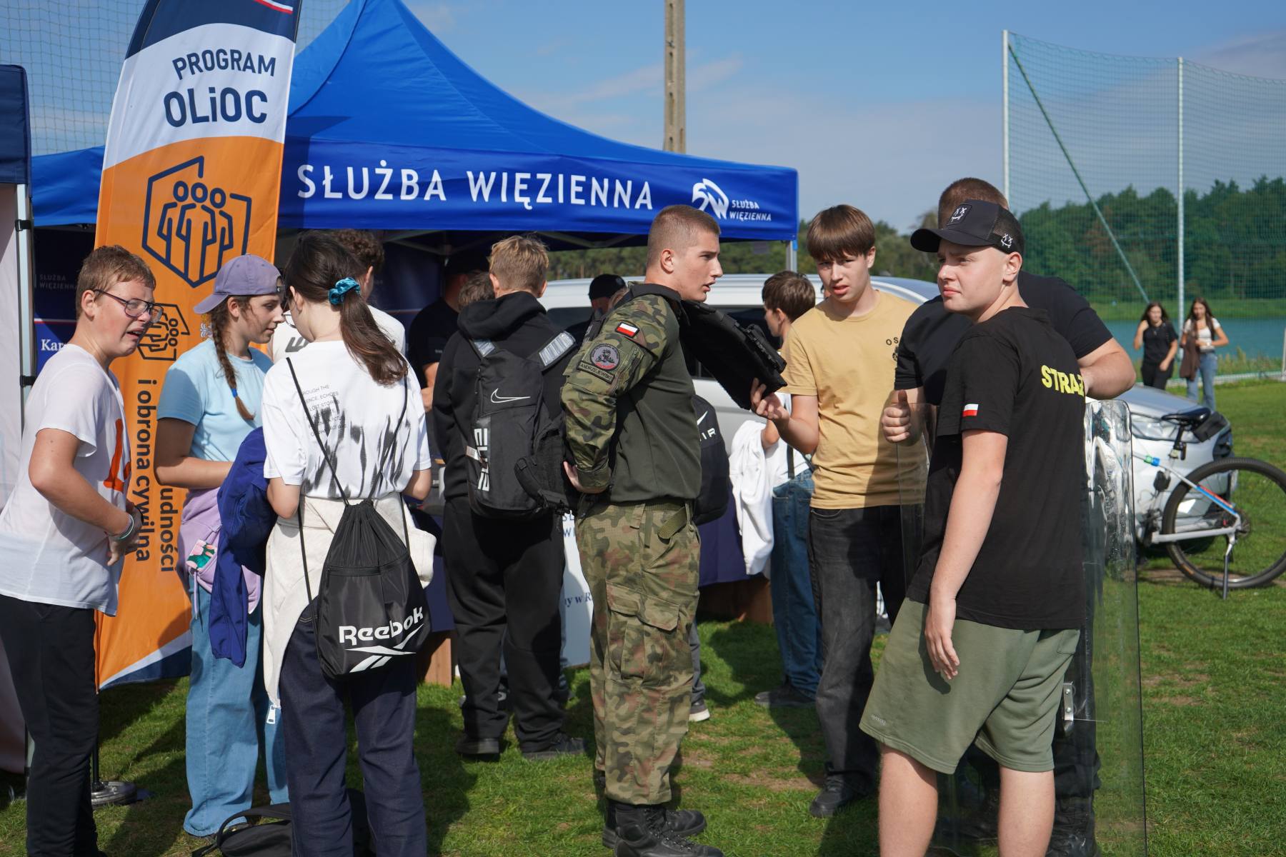 Udział uczniów podczas pikniku Służb Mundurowych