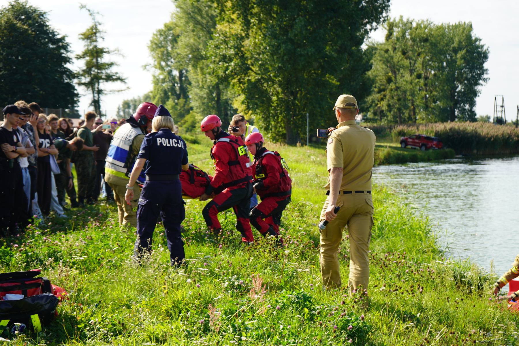Udział uczniów podczas pikniku Służb Mundurowych
