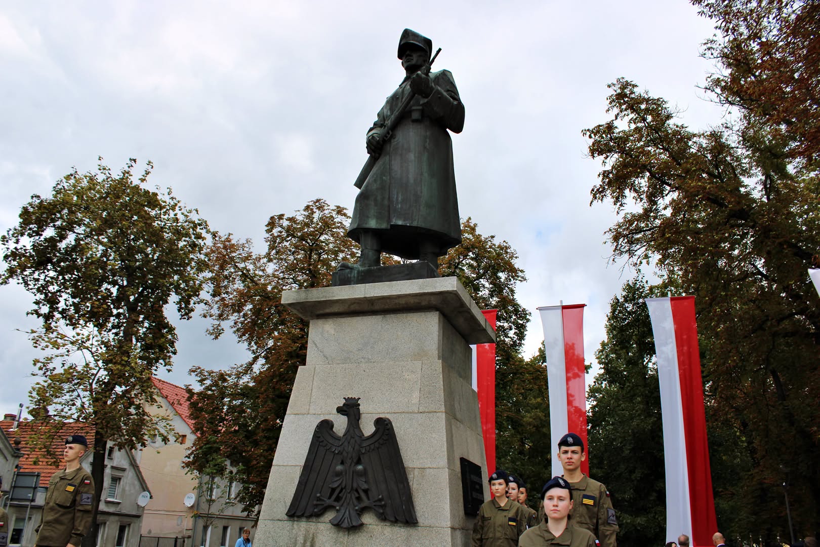 w rocznicę wybuchu 2 wojny światowej złożyły wiązanki kwiatów pod Pomnikiem Żołnierza Polskiego w Rawiczu