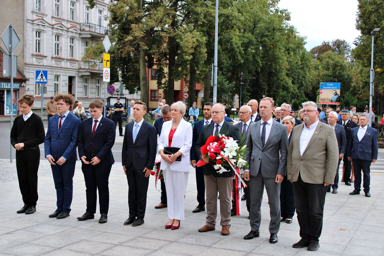 w rocznicę wybuchu 2 wojny światowej złożyły wiązanki kwiatów pod Pomnikiem Żołnierza Polskiego w Rawiczu
