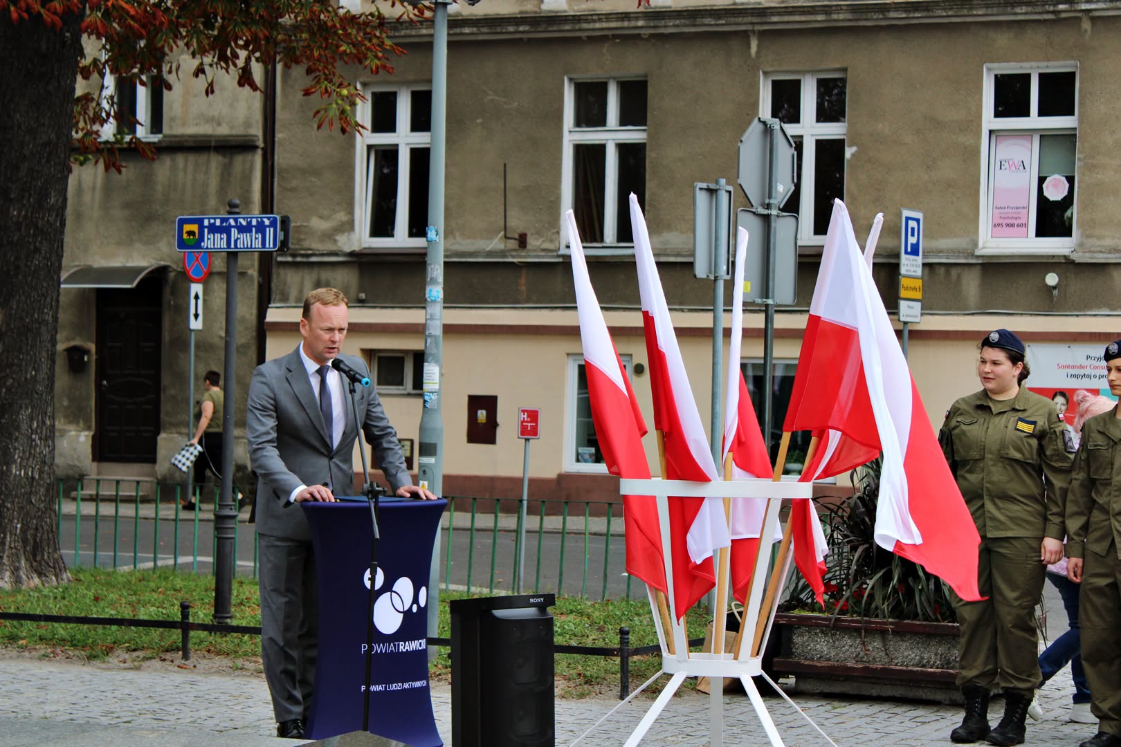 w rocznicę wybuchu 2 wojny światowej złożyły wiązanki kwiatów pod Pomnikiem Żołnierza Polskiego w Rawiczu