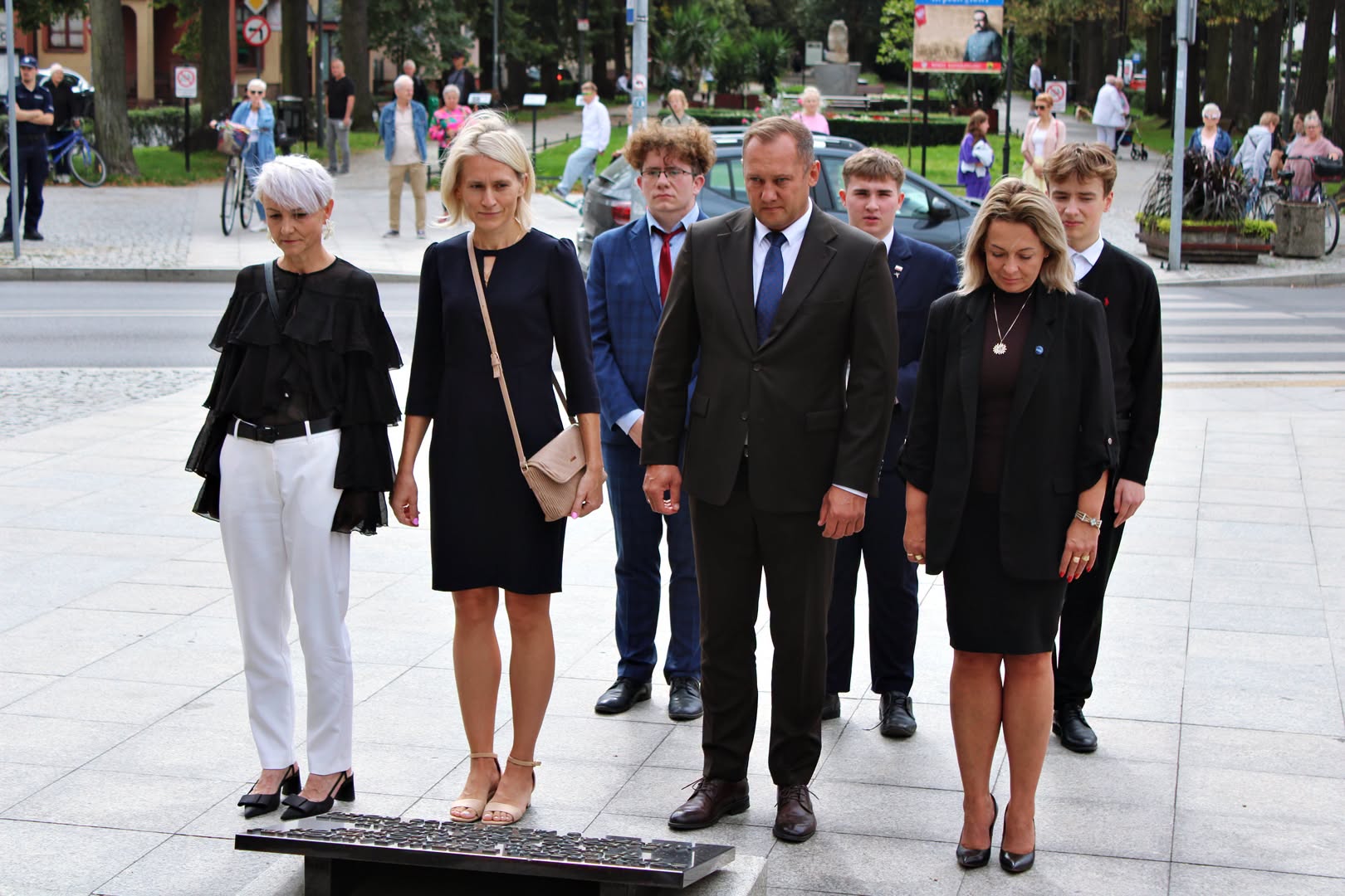 w rocznicę wybuchu 2 wojny światowej złożyły wiązanki kwiatów pod Pomnikiem Żołnierza Polskiego w Rawiczu