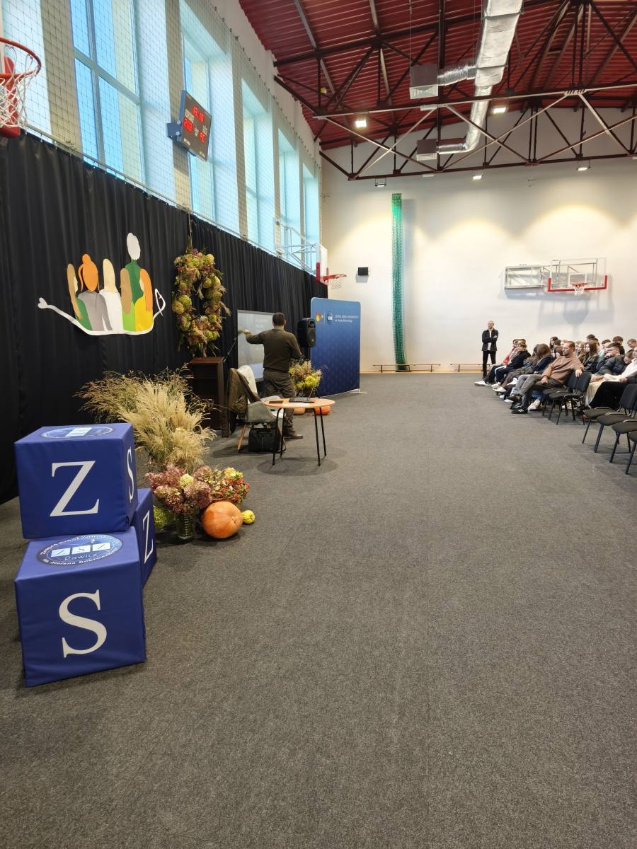 Święto Drzewa w ZSZ w Rawiczu – spotkanie z leśnikiem