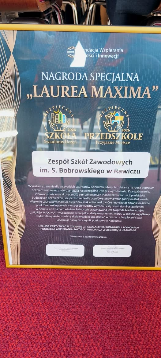 Wielki sukces naszej szkoły! Zespół Szkół Zawodowych w Rawiczu został uhonorowany prestiżowymi wyróżnieniami za dbałość o bezpieczeństwo i świadomość młodzieży.