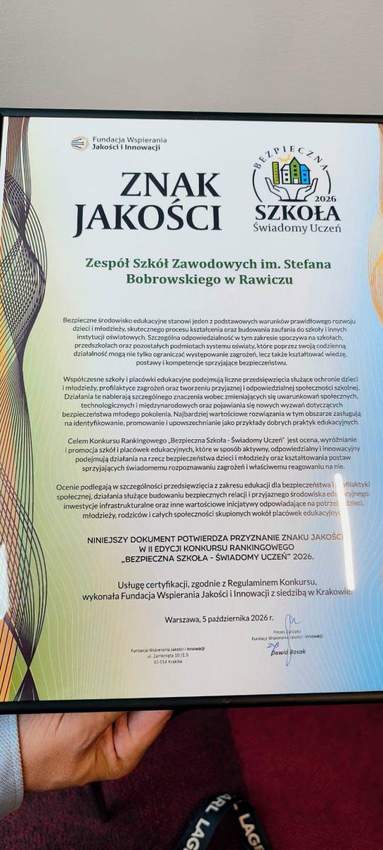Wielki sukces naszej szkoły! Zespół Szkół Zawodowych w Rawiczu został uhonorowany prestiżowymi wyróżnieniami za dbałość o bezpieczeństwo i świadomość młodzieży.