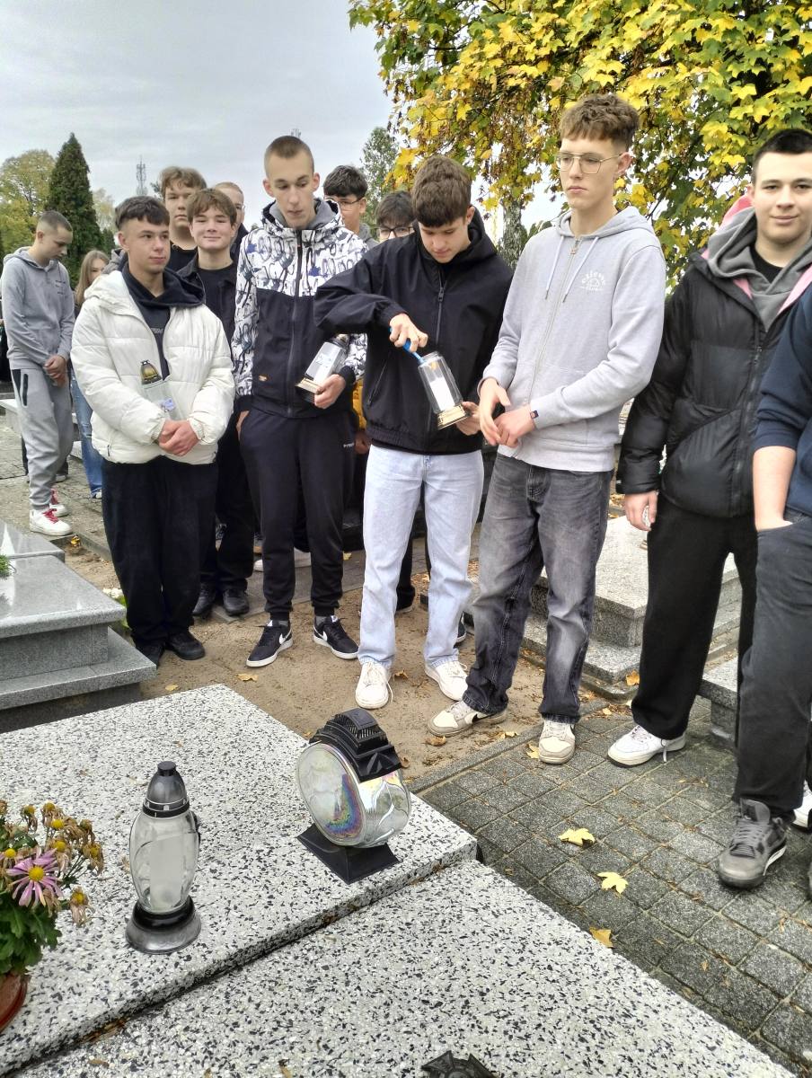 MŁODZIEŻ ZESPOŁU SZKÓŁ ZAWODOWYCH PAMIĘTA……